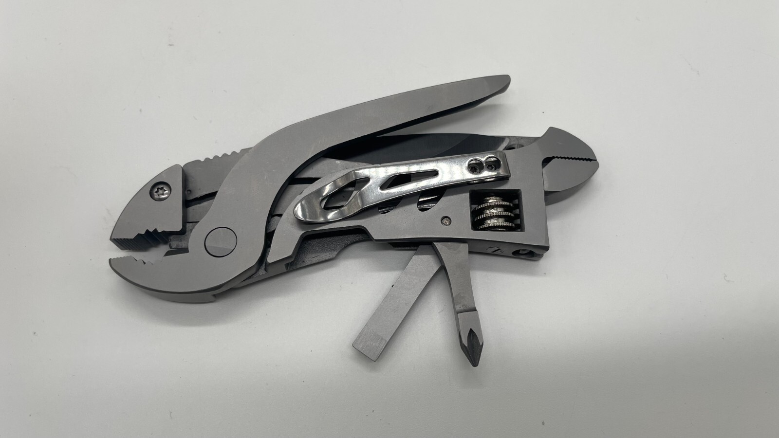 dpnao Multitool Wrench With 7 Tools/Pliers/Wire Cutter/Flat Screwdriver/Phillips