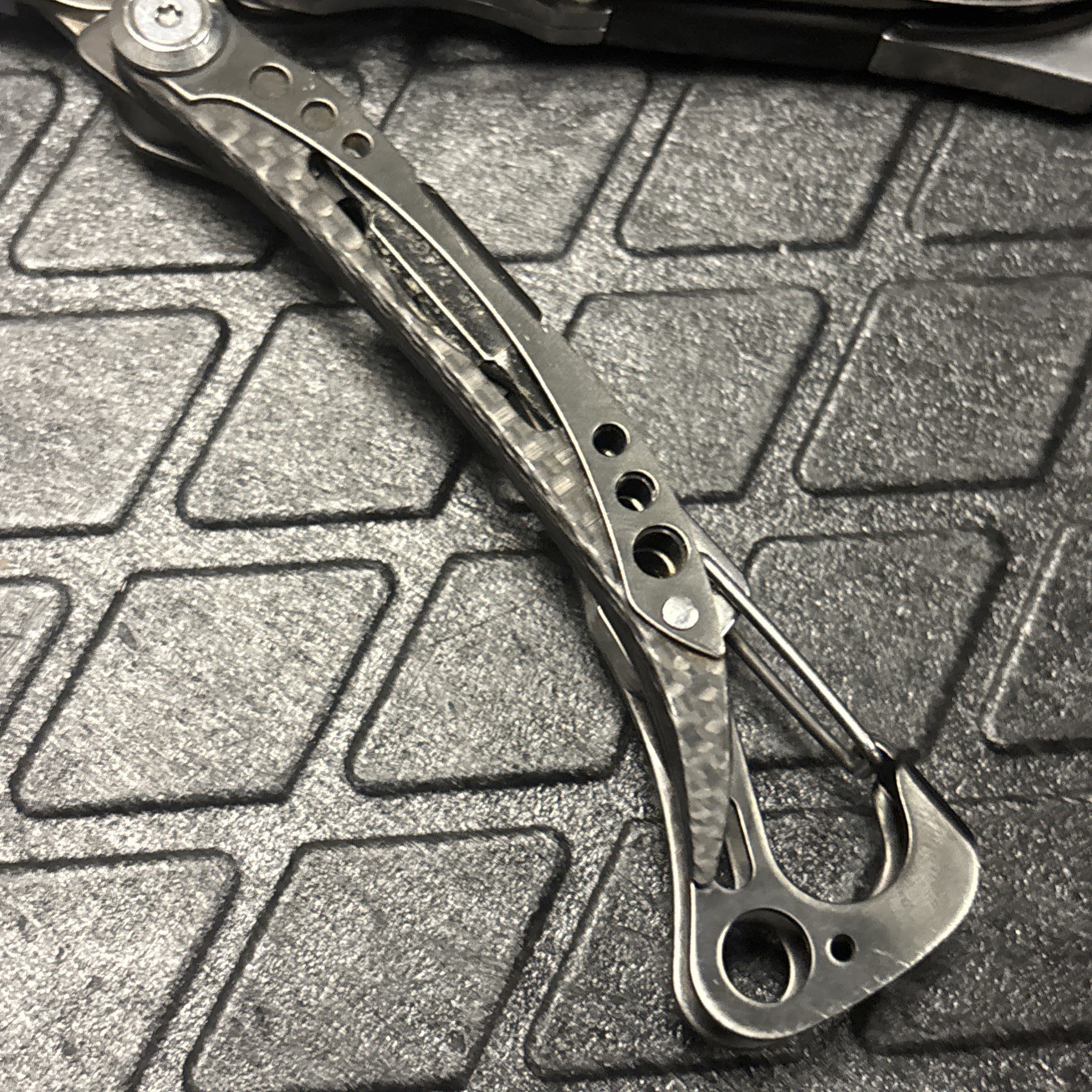 Leatherman Skeletool CX Multi-Tool Pliers Knife, Carbon Fiber