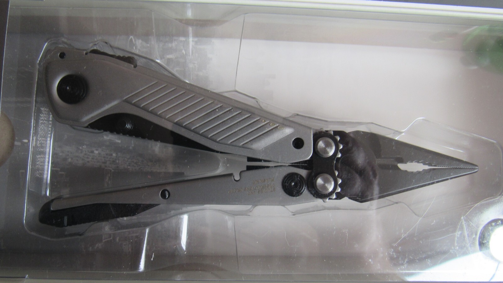 SOG Flash MT 7 tool Multi-Tool CRYO D2 Blade Stainless Steel Handle Black Grey