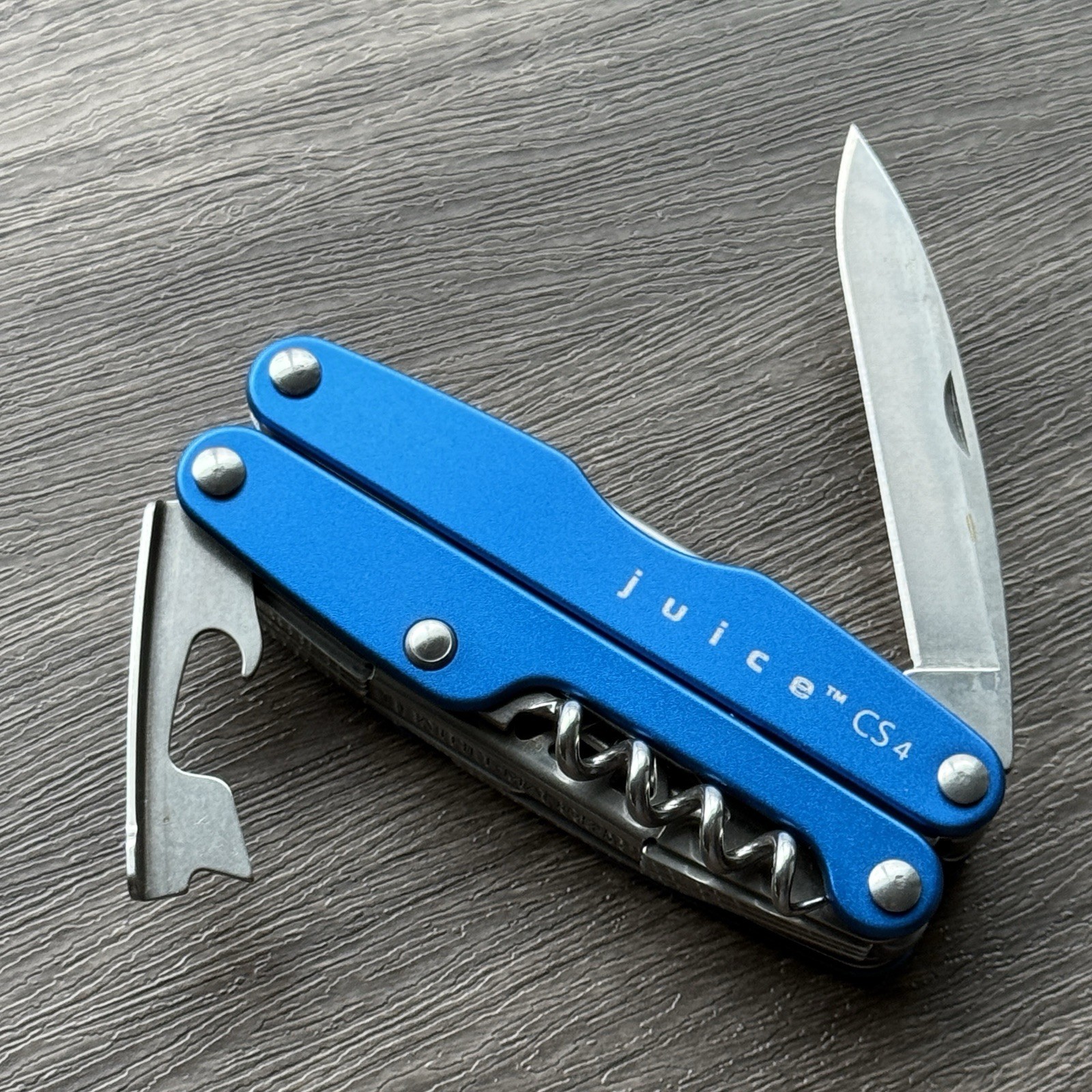 Leatherman Juice CS4 Glacier Blue multitool. New With Box