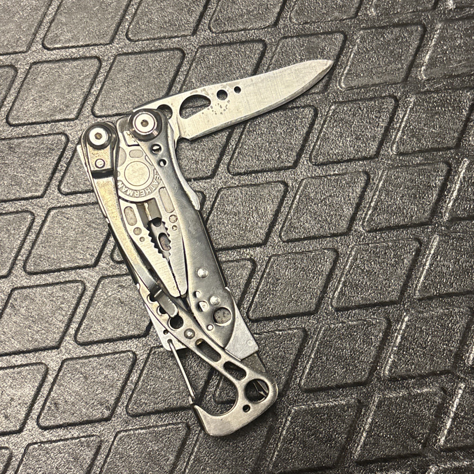 Leatherman Skeletool CX Multi-Tool Pliers Knife, Carbon Fiber