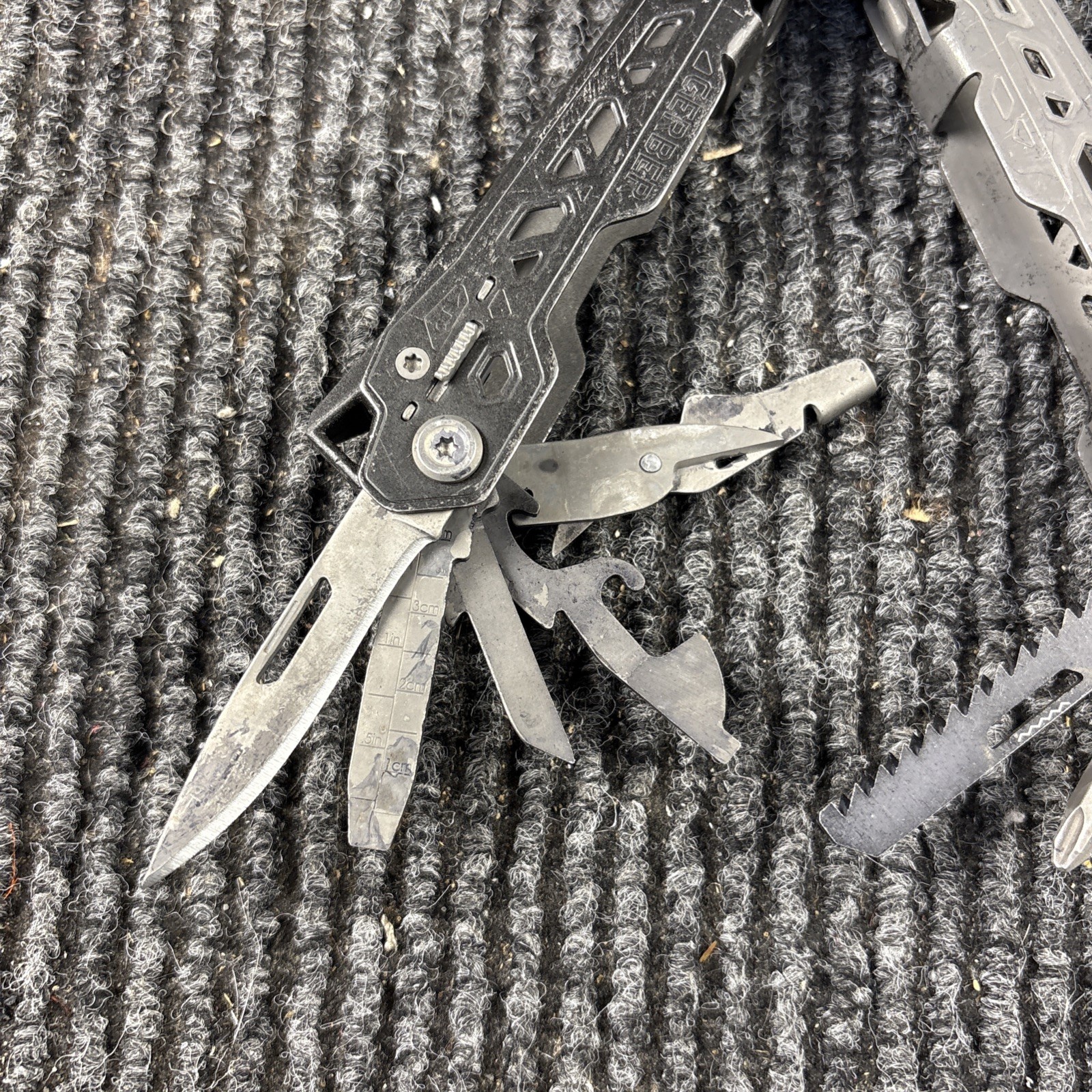 One Gerber Truss 17-in-1 Pliers Multi Tool TSA – Gray (014)
