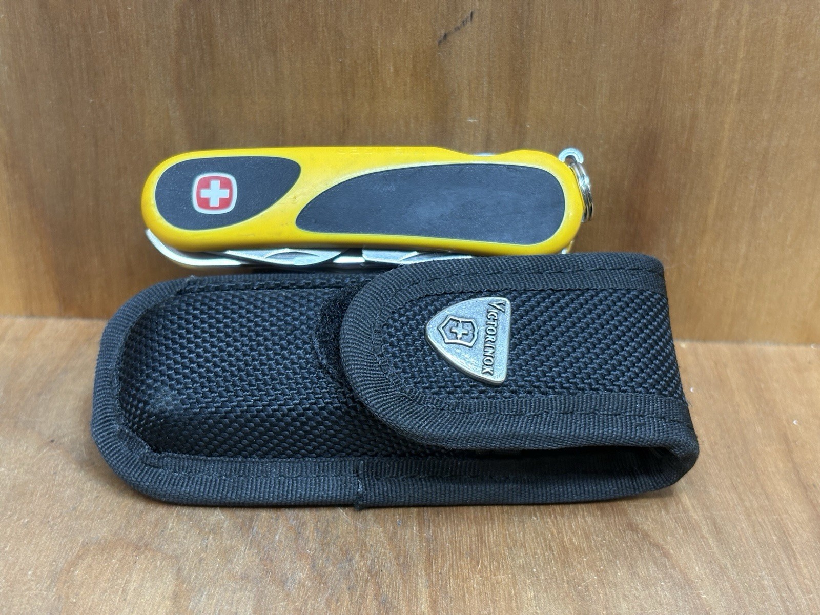 Victorinox Swiss Army Knives Evolution S18 Grip Yellow / Black NEAR MINT!