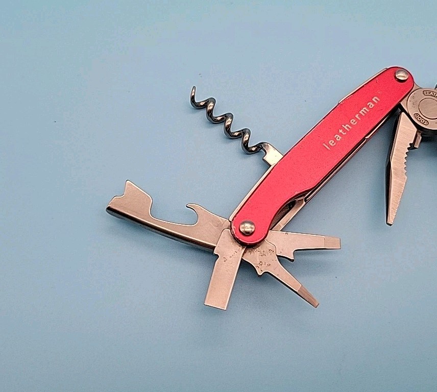Leatherman JUICE C2 Multi-Tool – Dated 0509 – Red – Knife, Pliers *Retired*