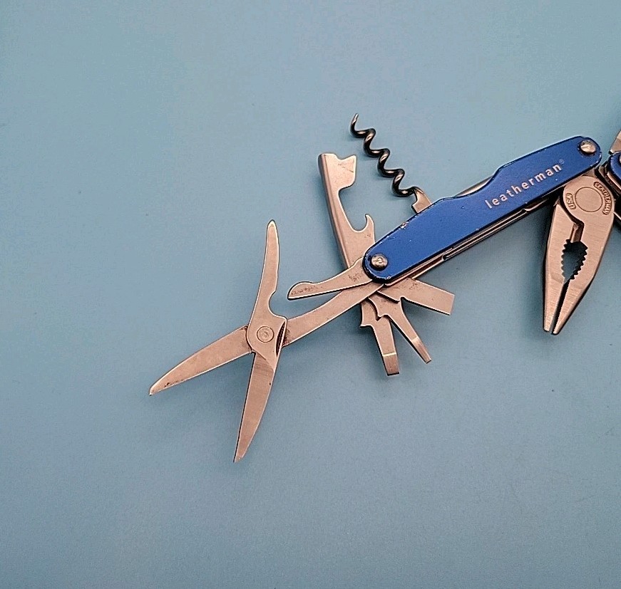 Leatherman JUICE CS4 Multi-Tool – Dated 1001 – Blue – Discontinued – Pliers