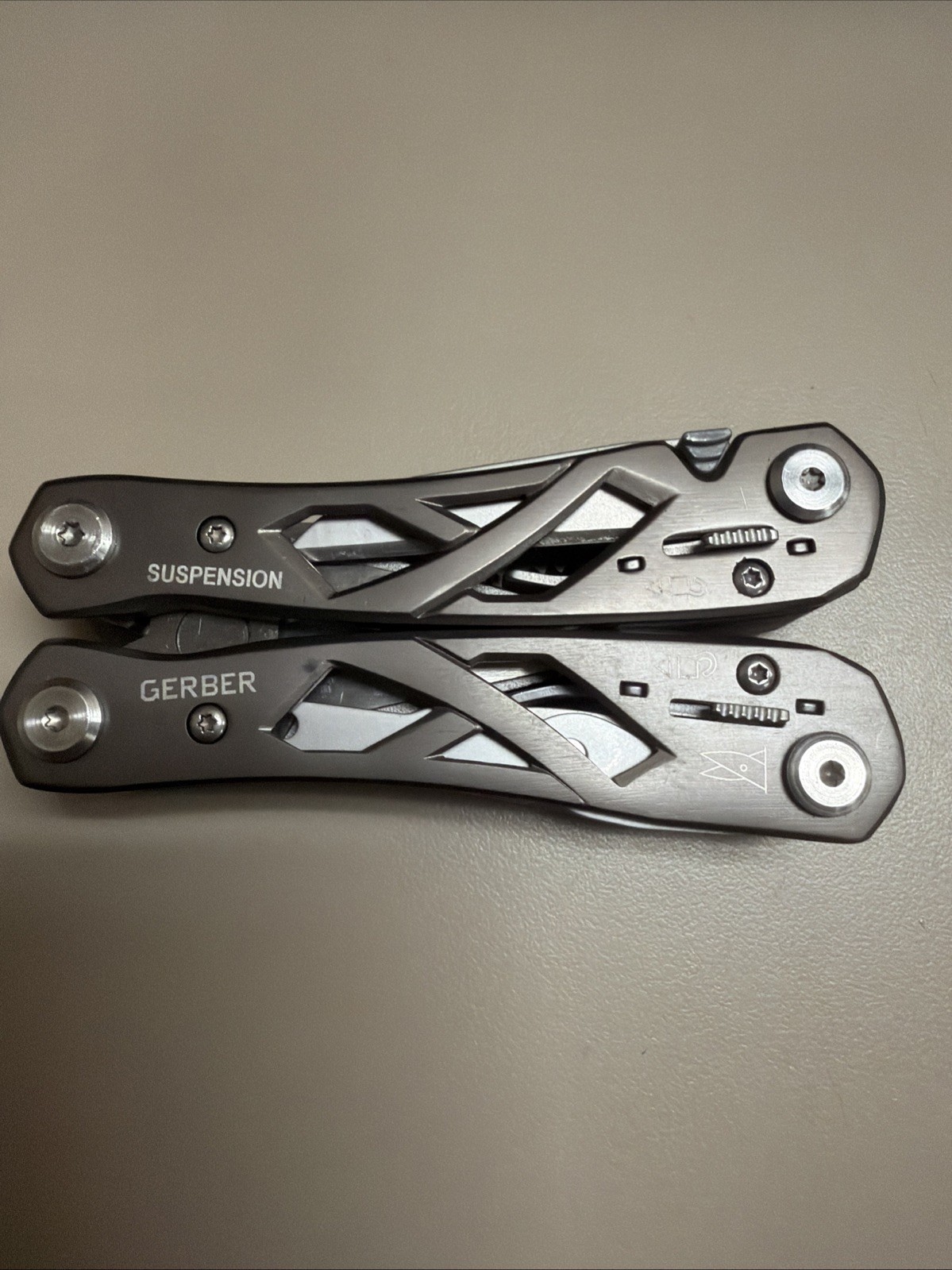 Gerber Suspension Multi-Tool 12-FUNCTION with Sheath Pliers Knife Scissors