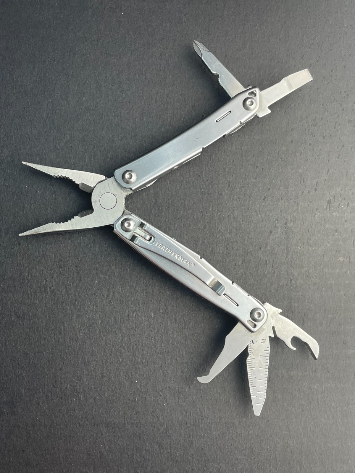 Leatherman Wingman Multitool with 14 tools Needle Nose pliers, wire cutter, etc.