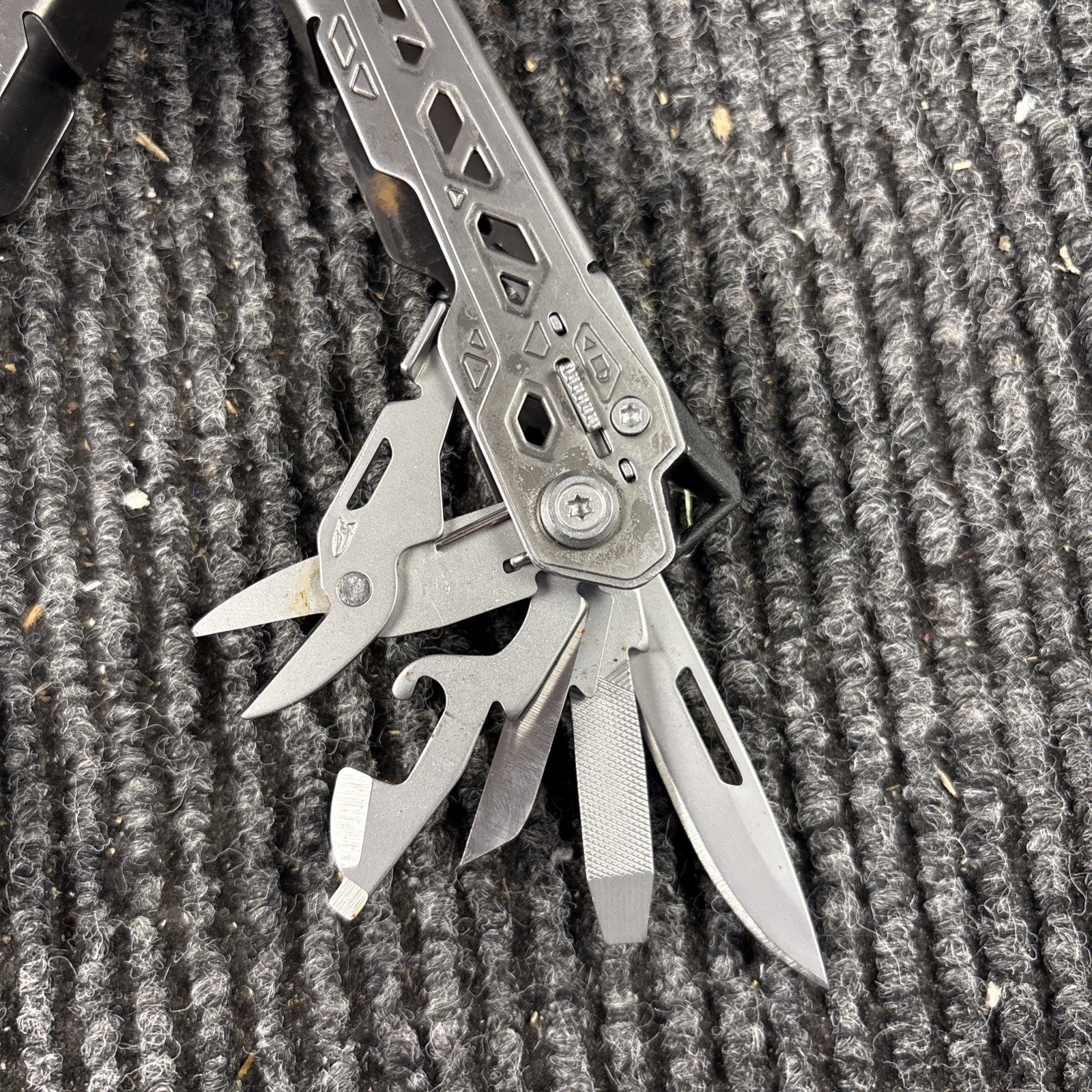 One Gerber Truss 17-in-1 Pliers Multi Tool TSA – Gray (017)