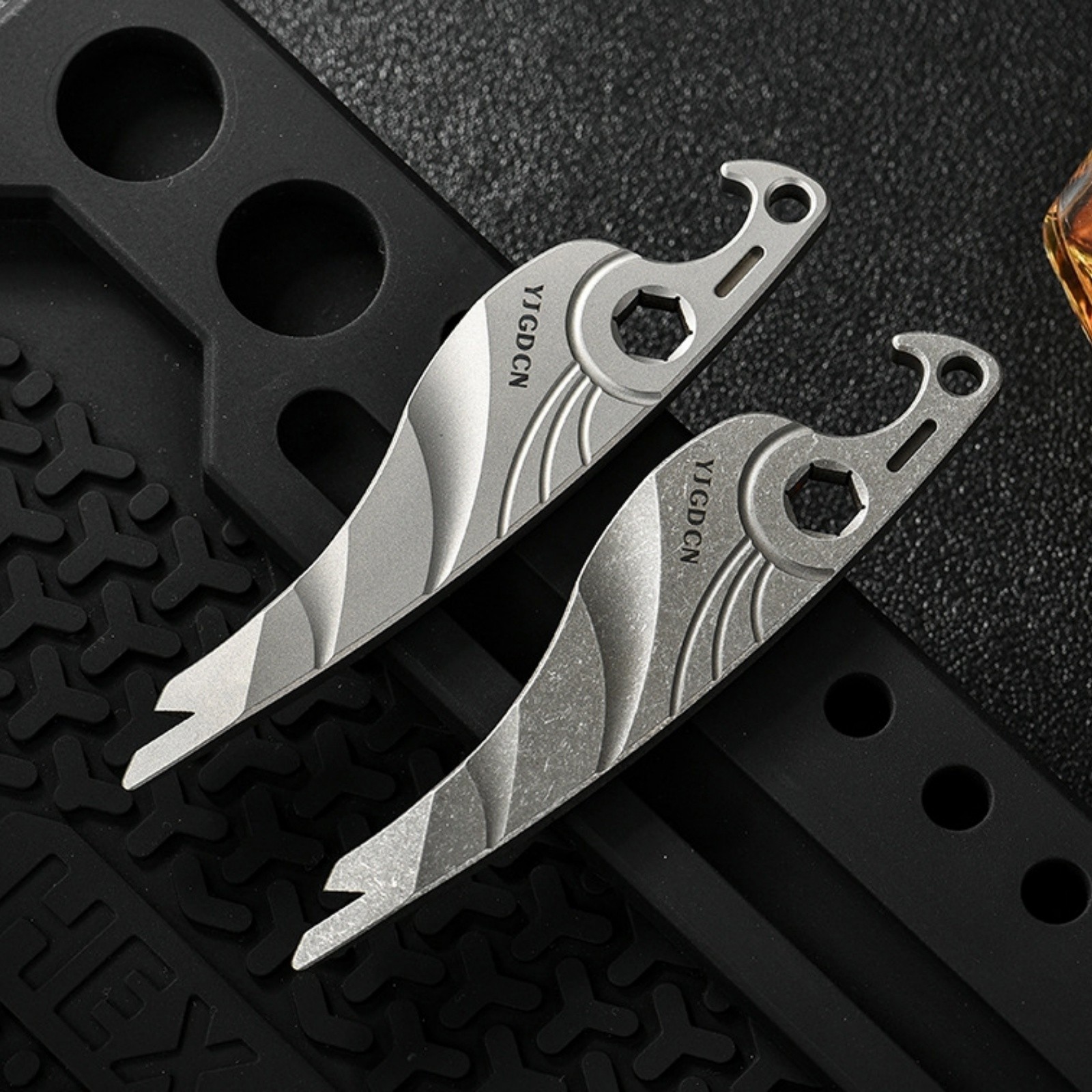 Titanium Alloy Mini Pry Bar Multi Tool EDC Outdoor Survival Gear Seahorse Shape