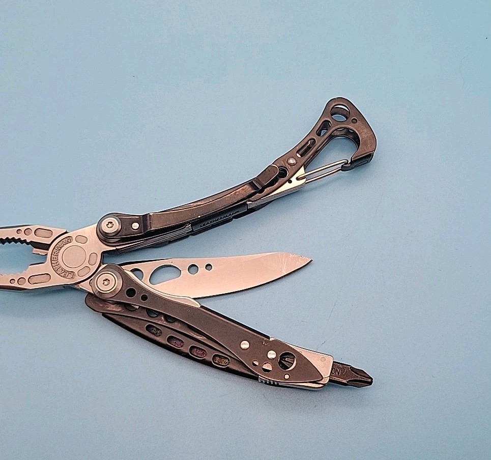 Leatherman Skeletool CX Multi-Tool – Plain Edge 154CM Blade – Driver Bits