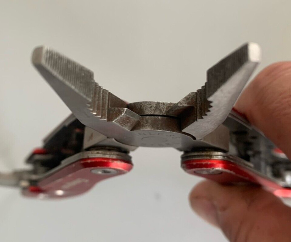 Snap-On Stainless Steel Red Easy Grip Folding Handles 9-in-1 Multi-Tool pliers