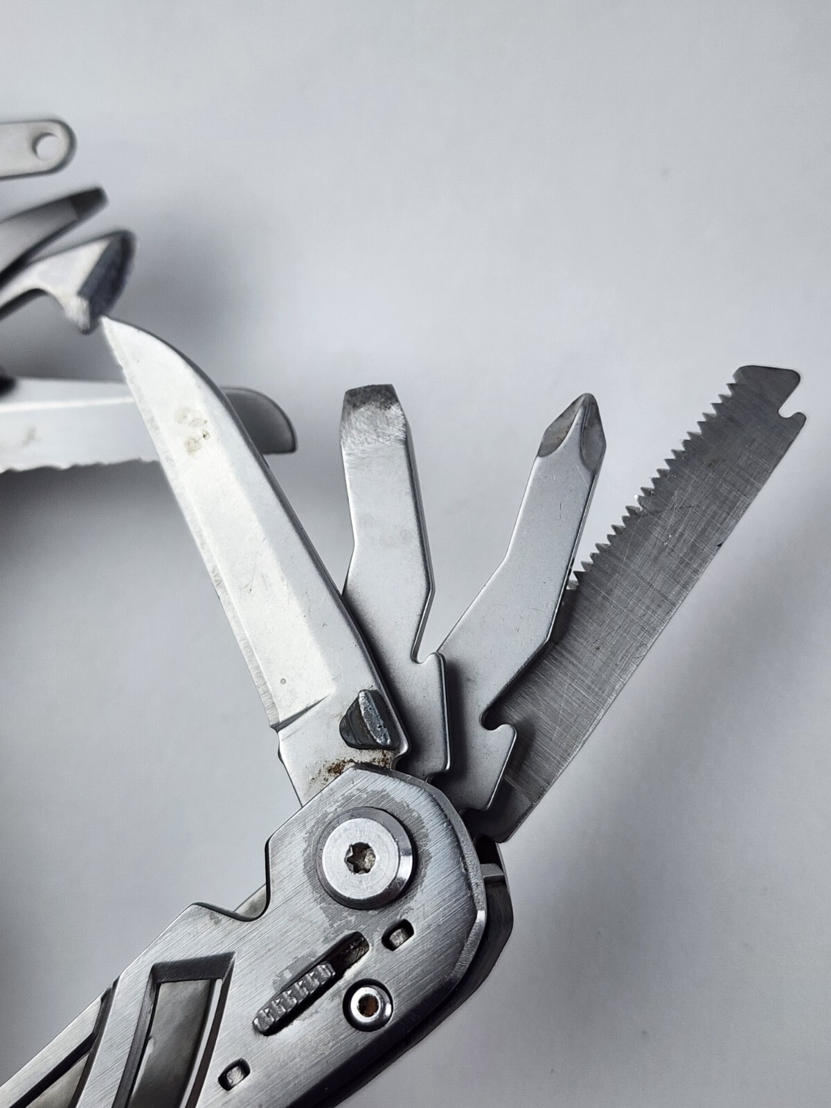 Gerber Suspension Multi-Tool 10 Different Tools w/ Rubber Grip