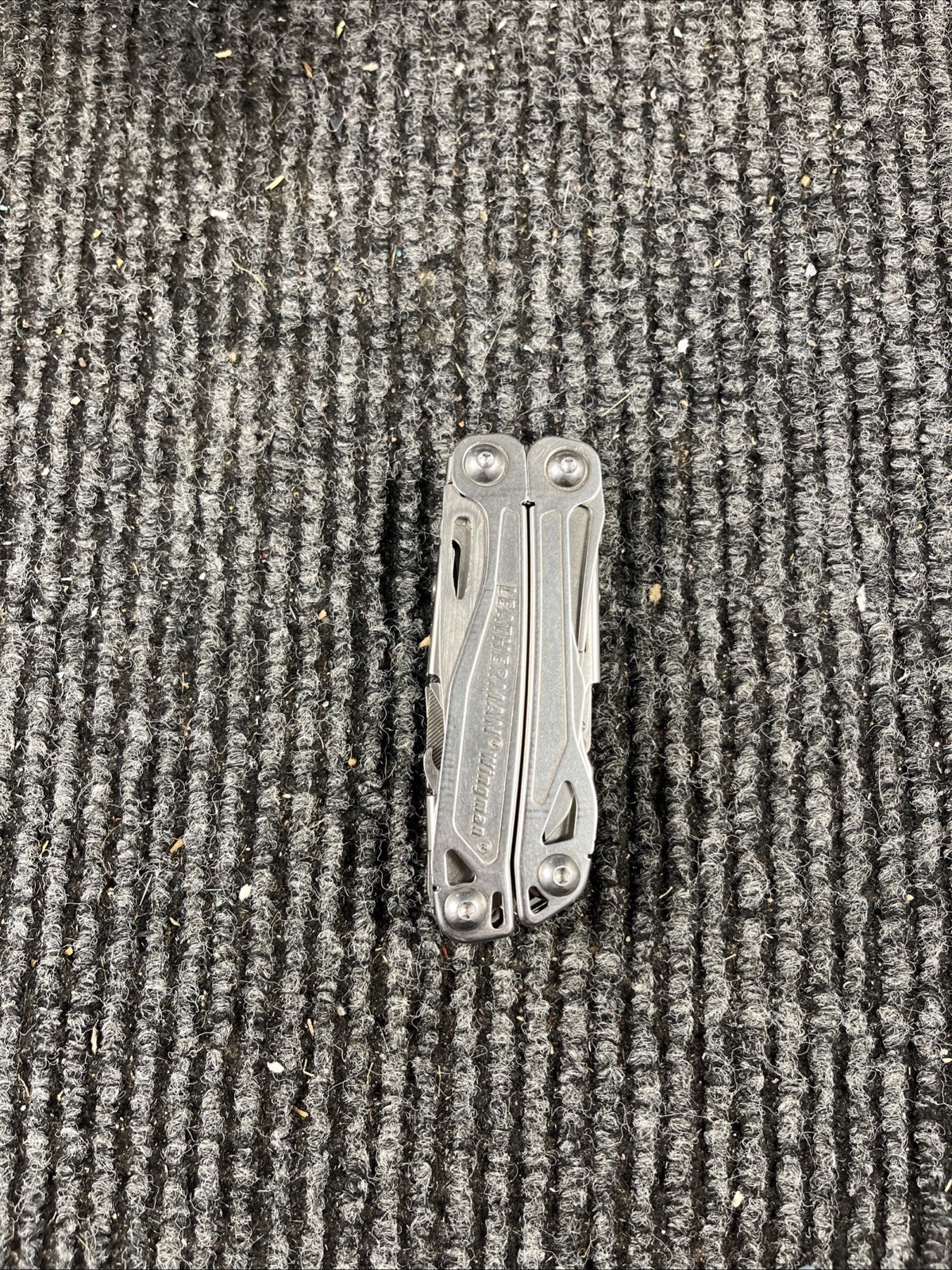 Leatherman Wingman Multitool with 14 tools Needle Nose pliers, wire cutter (031)
