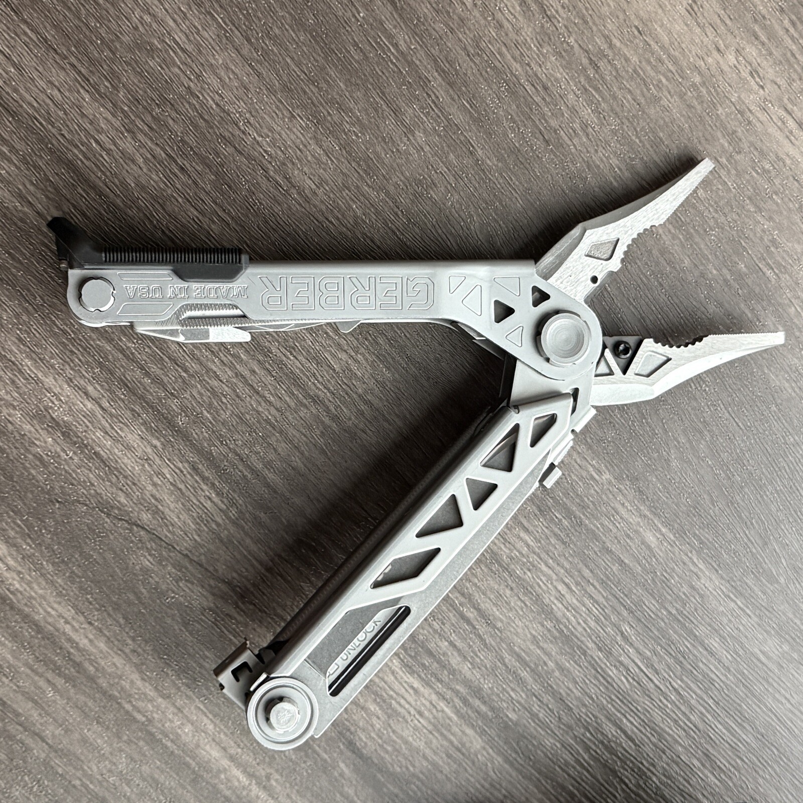 Gerber Center Drive Plus Multi-Plier w/Leather Sheath Multitool w/Scissors. USA
