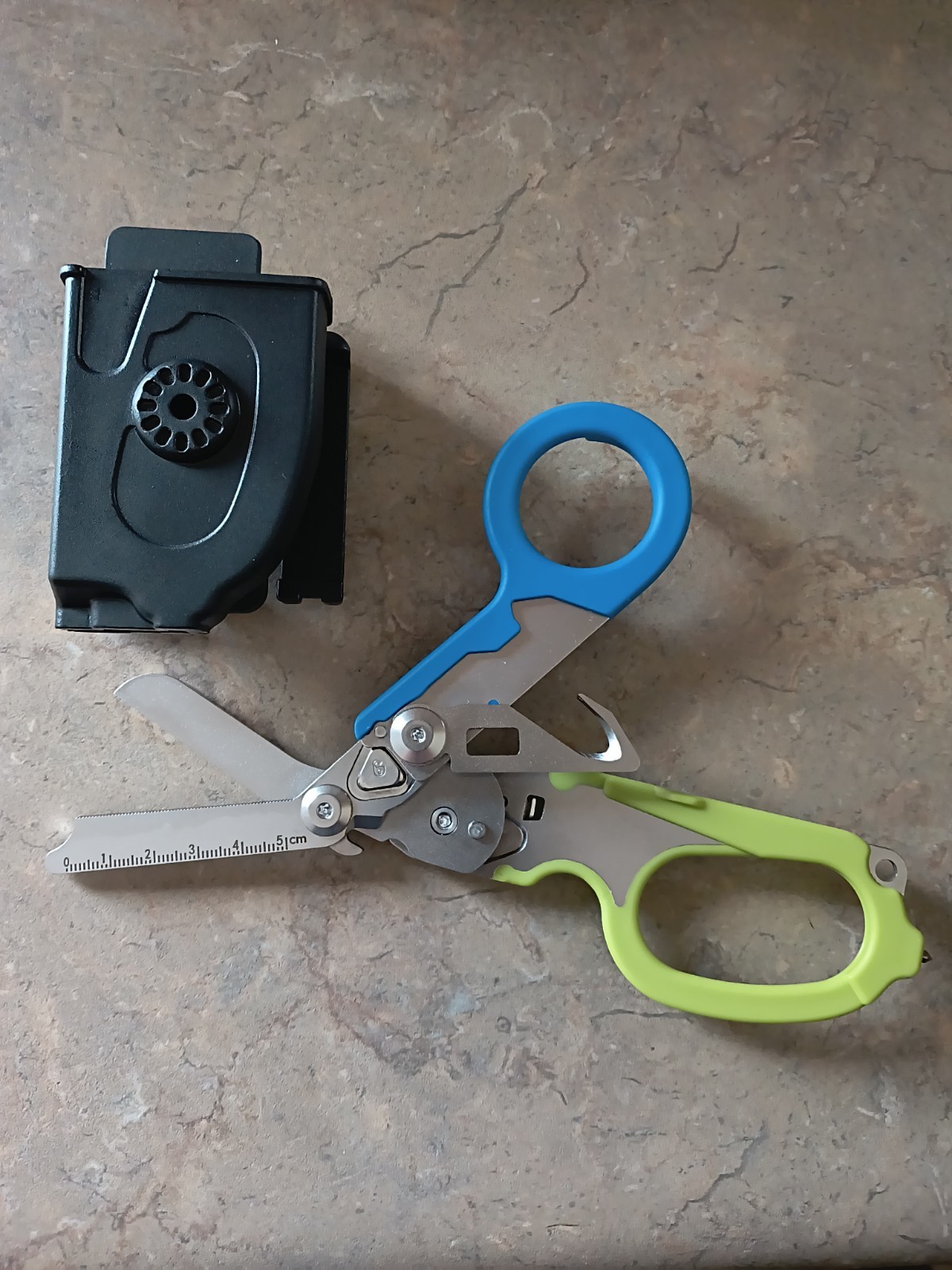 6 In 1 Trauma Shears Multi Tool Compared To Raptor Blue /Green Carry Case