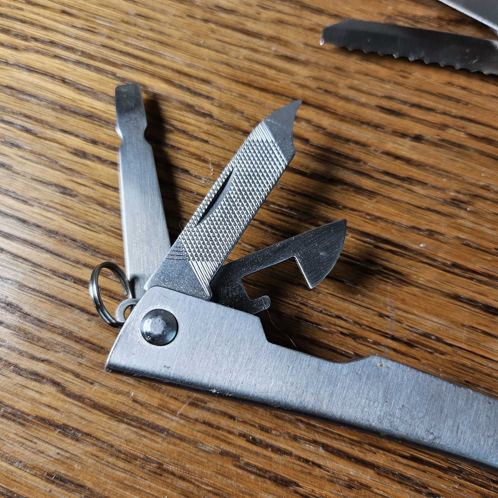 Pocket Size Multi-Tool (8) with Philipps and Flat Head Screwdriver, Saw and More