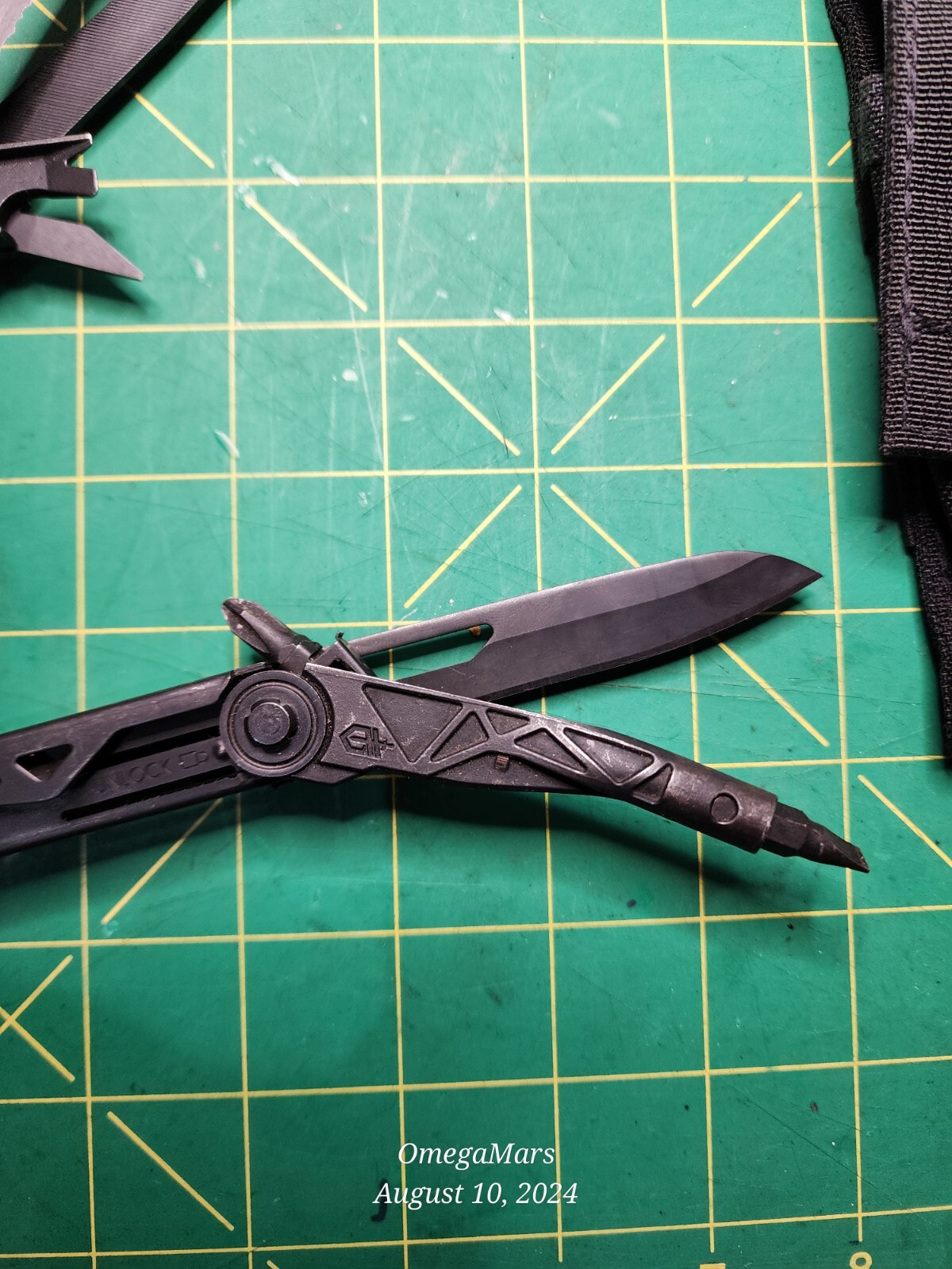 Gerber Center Drive #O4 W/ Sheathe looks and feels brand new