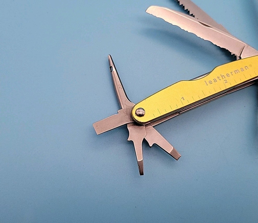 Leatherman JUICE KF4 Multi-Tool – Dated 0501 – File, Saw, Pliers, Screwdrivers
