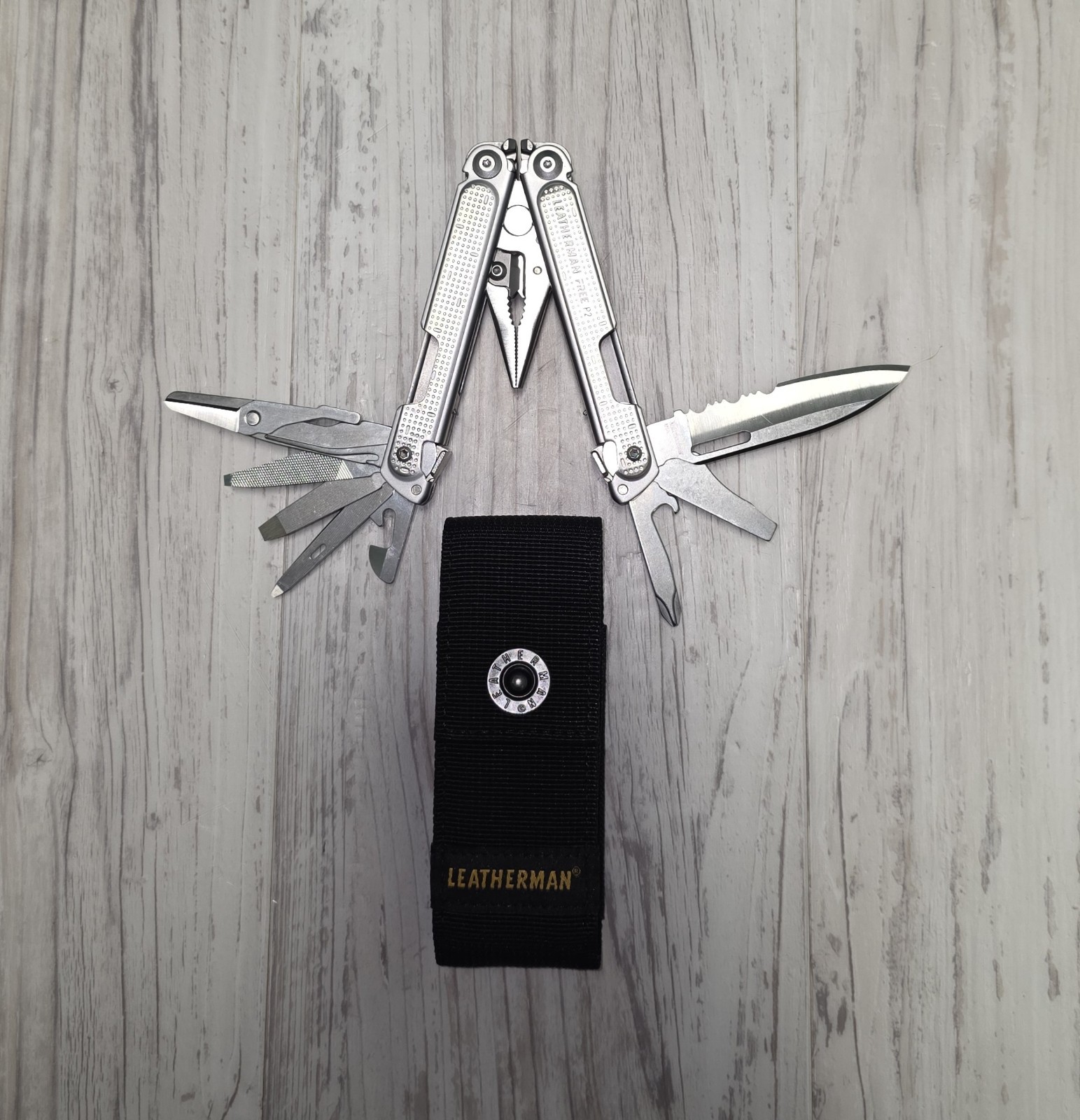 Leatherman FREE P2 Stainless Multi-Tool w/ Sheath! NEW IN BOX! -DISCONTINUED-