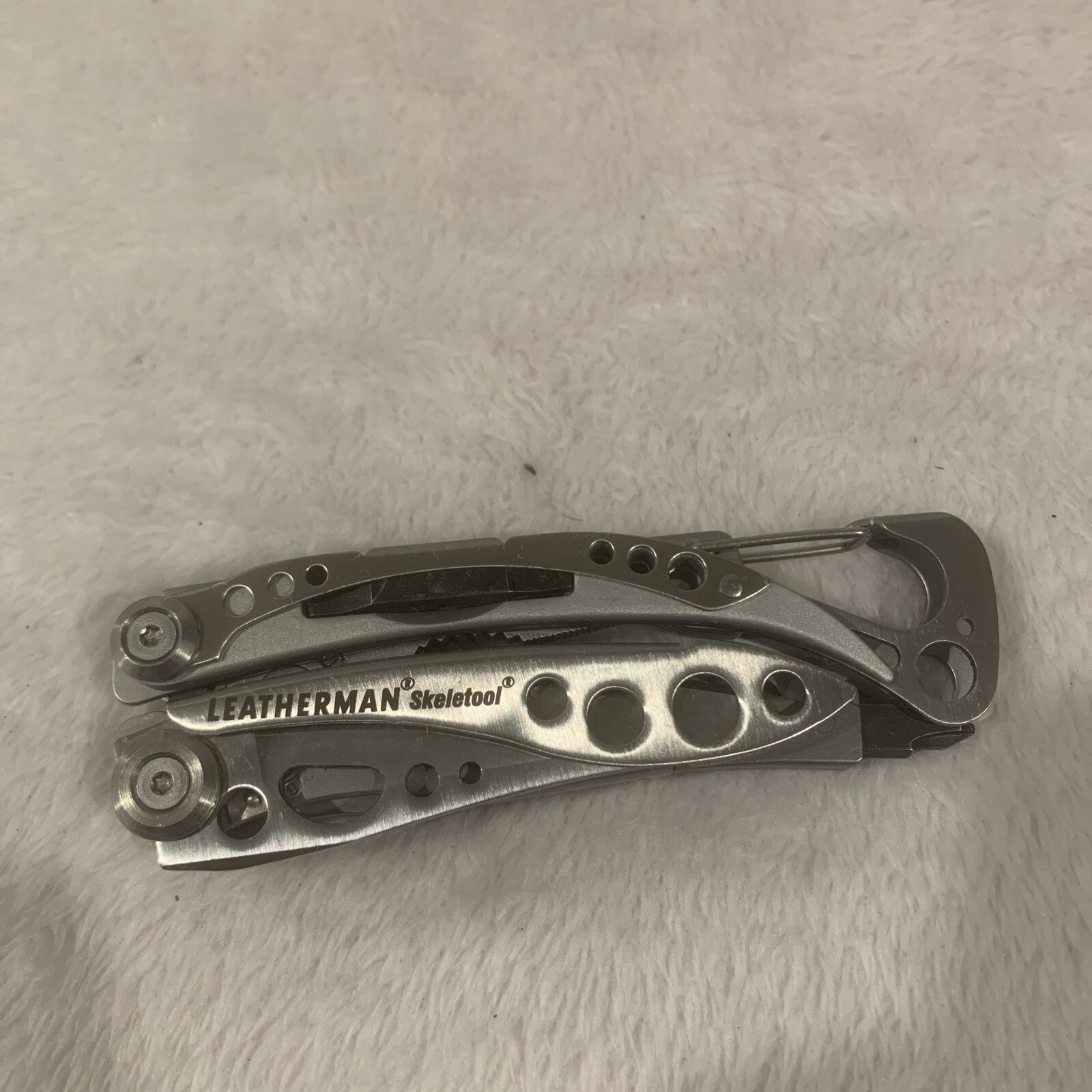LEATHERMAN Skeletool Multi Tool – Combo Edge Blade Knife Pliers Carabiner!