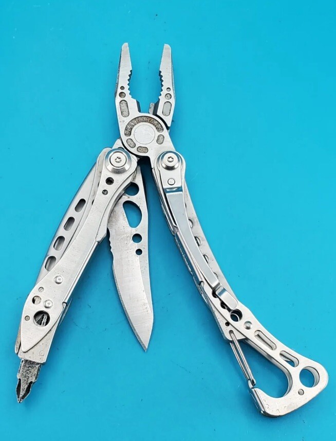 LEATHERMAN Skeletool Multi Tool – Combo Edge Blade Knife Pliers Carabiner!