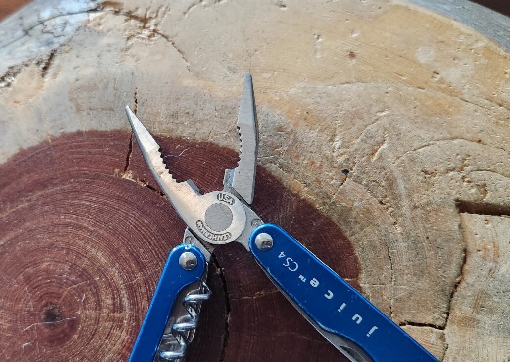 Leatherman Juice CS4 Blue – Pliers Blade Corkscrew – Great W85
