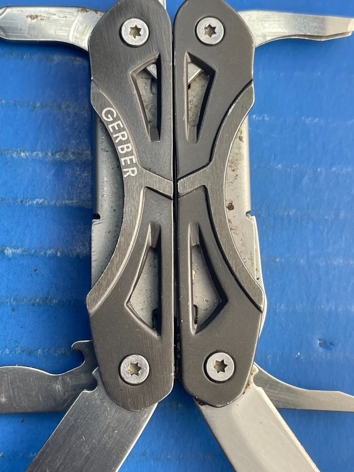 Gerber Clutch Multi-Tool Knife – Nail File – Pliers – Screwdrivers- Tweezer
