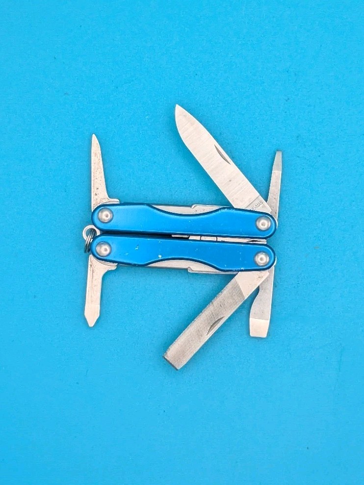 Leatherman Squirt P4 Multi-Tool, Key Ring, Retired, BLUE!