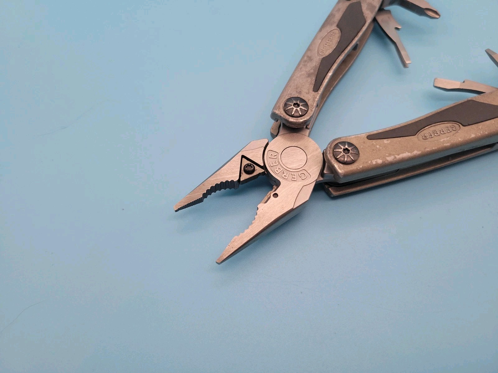 Gerber Urban Legend 700 Multi-Plier Multi Tool – Pliers, Scissors, Knife