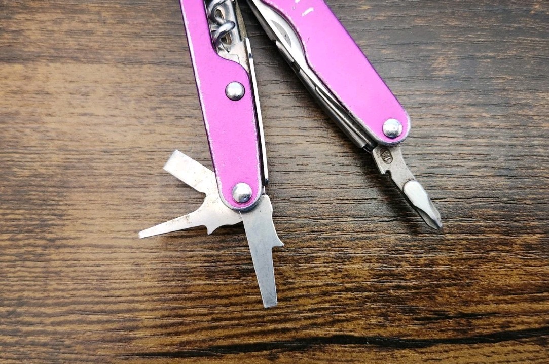 RARE Leatherman Juice XE6 Purple Thunder w/ Sheath – Great Condition D70