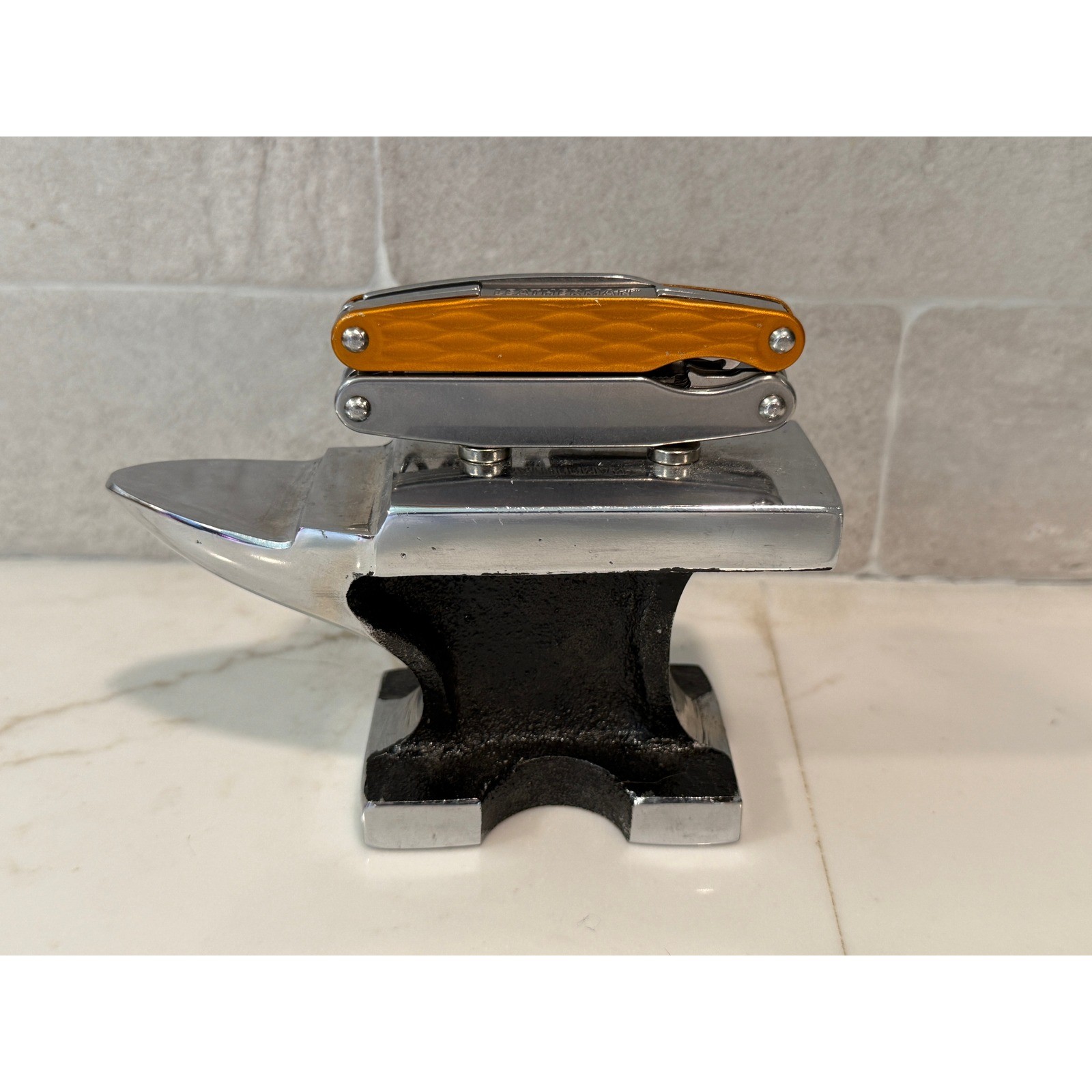 Leatherman Juice C2 Multi-Tool Sunrise Yellow Pocket Knife Corkscrew Pliers READ