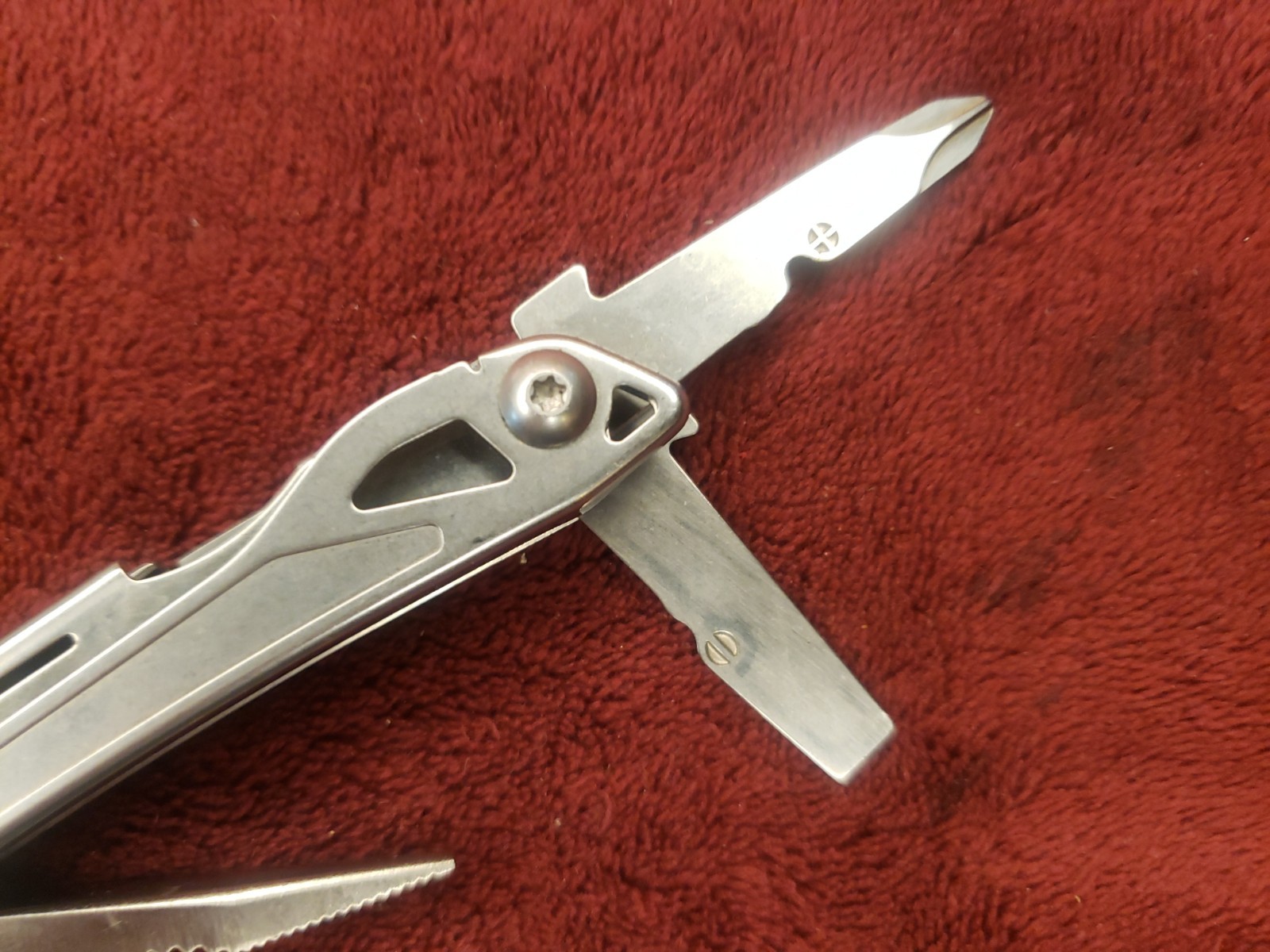 Leatherman Wingman Multi Tool with Sheath with light damage 0120 Date Code