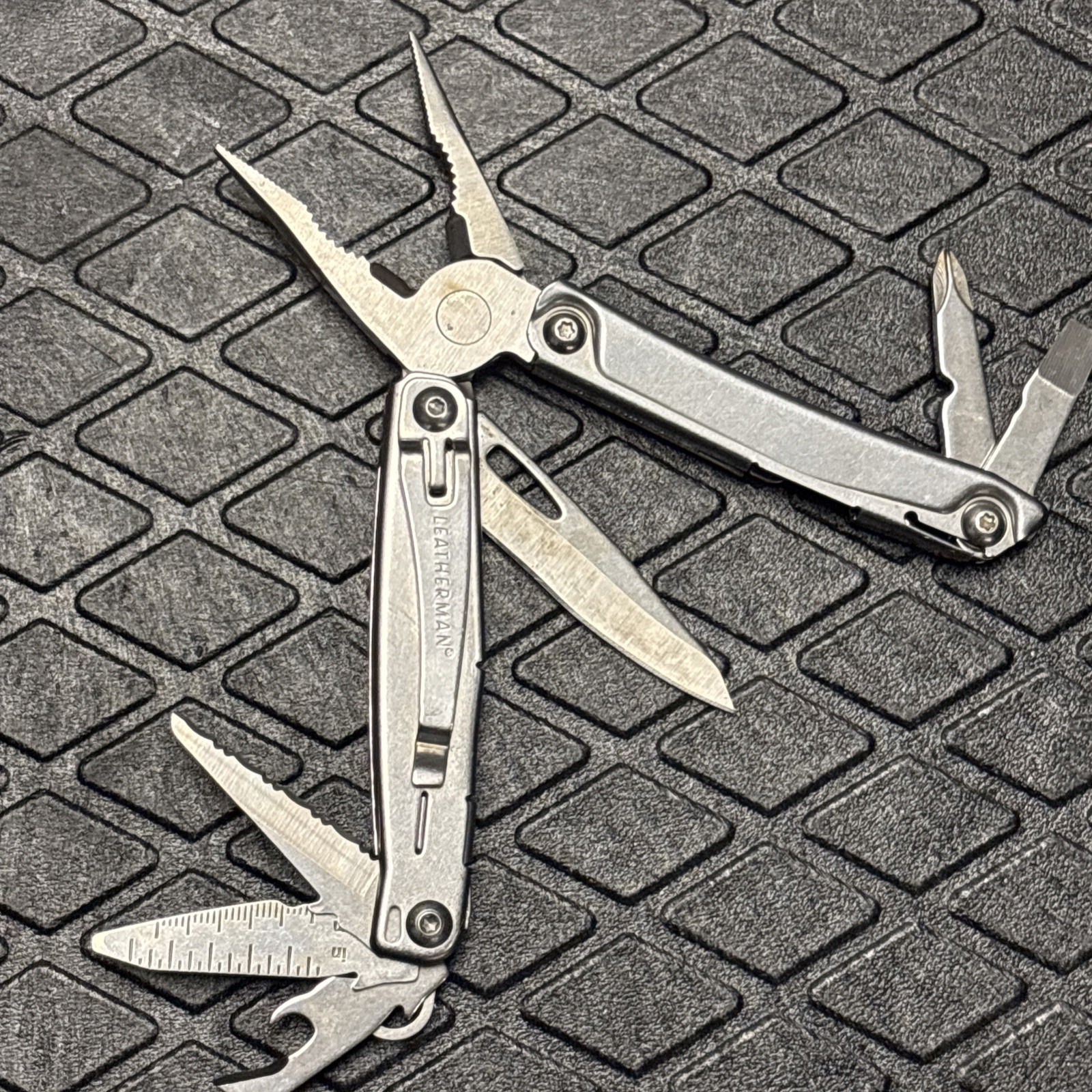 Leatherman Bolster Multi Tool – Silver