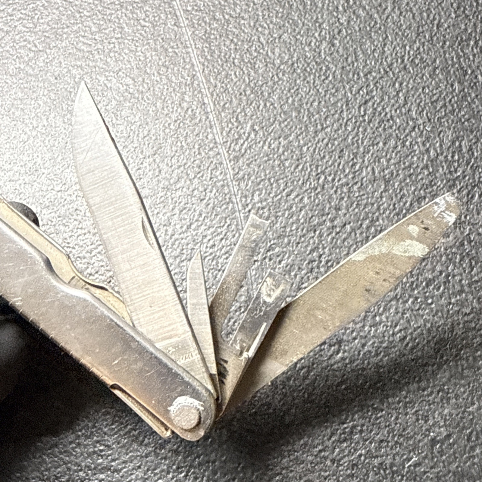 LEATHERMAN 200 SUPER TOOL SELLING FOR PARTS NOT WORKING