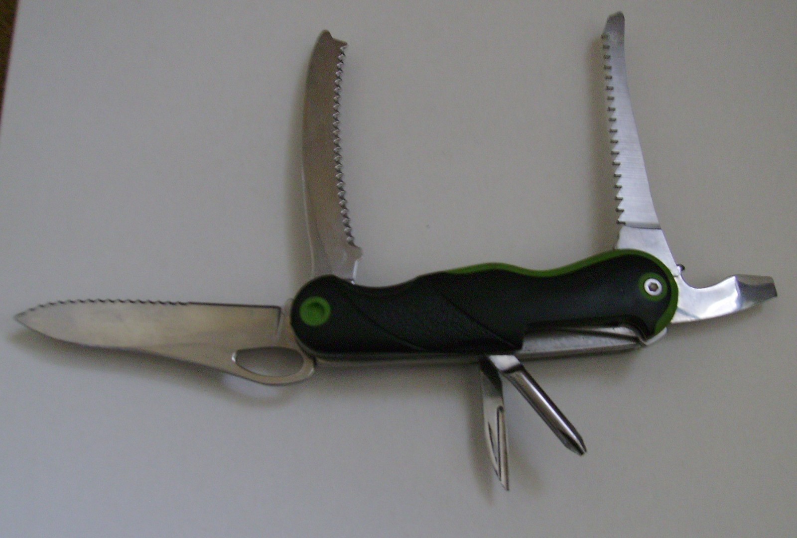 MULTITOOL 4.5″ closed w/6 tools (serrated knife blades, wood saw, screwdriver)