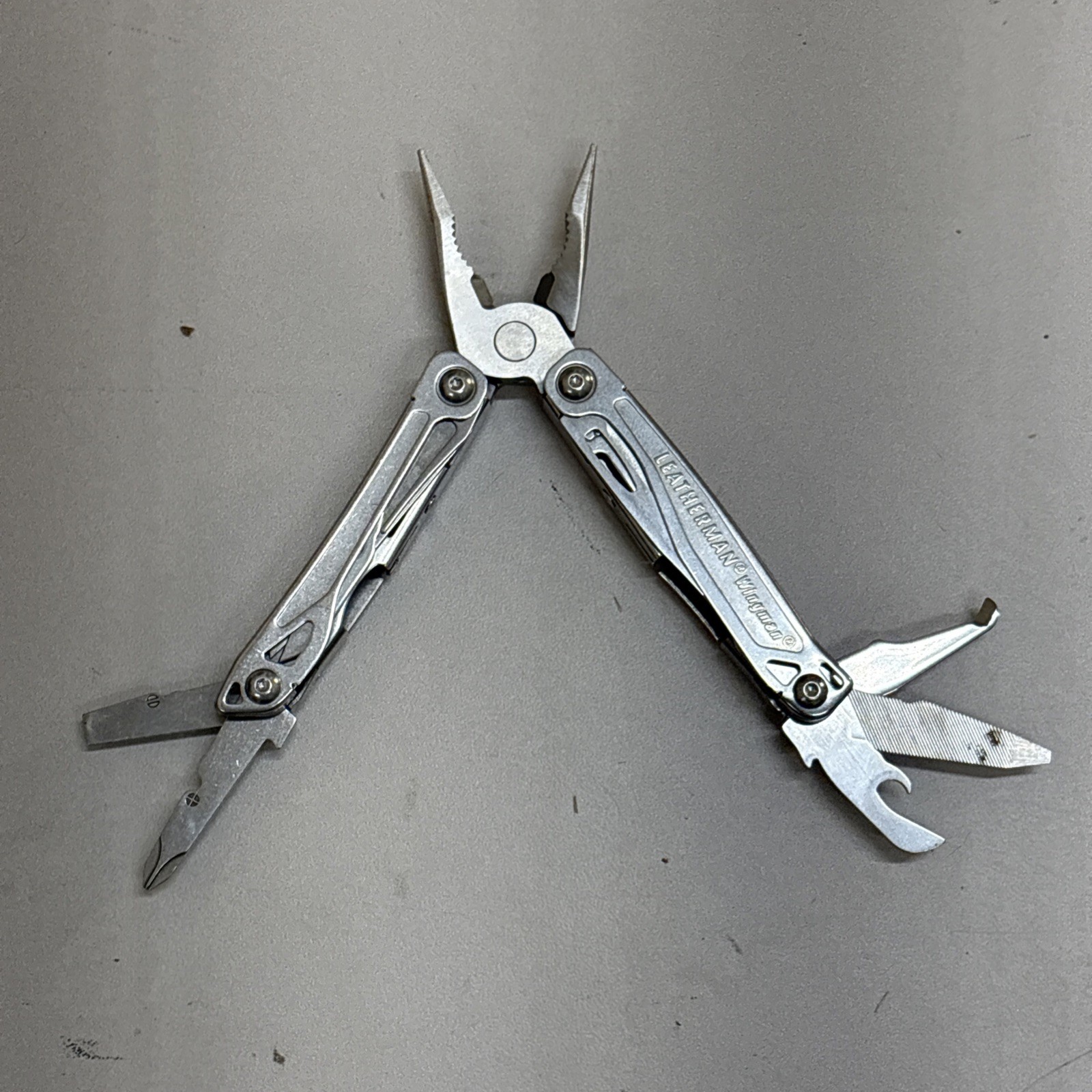 Leatherman Wingman Multitool with 14 tools Needle Nose pliers, wire cutter (024)