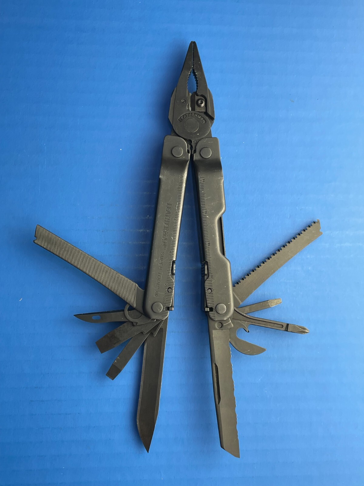 Leatherman Super Tool 300 Multi-Tool multi tool Black Oxide