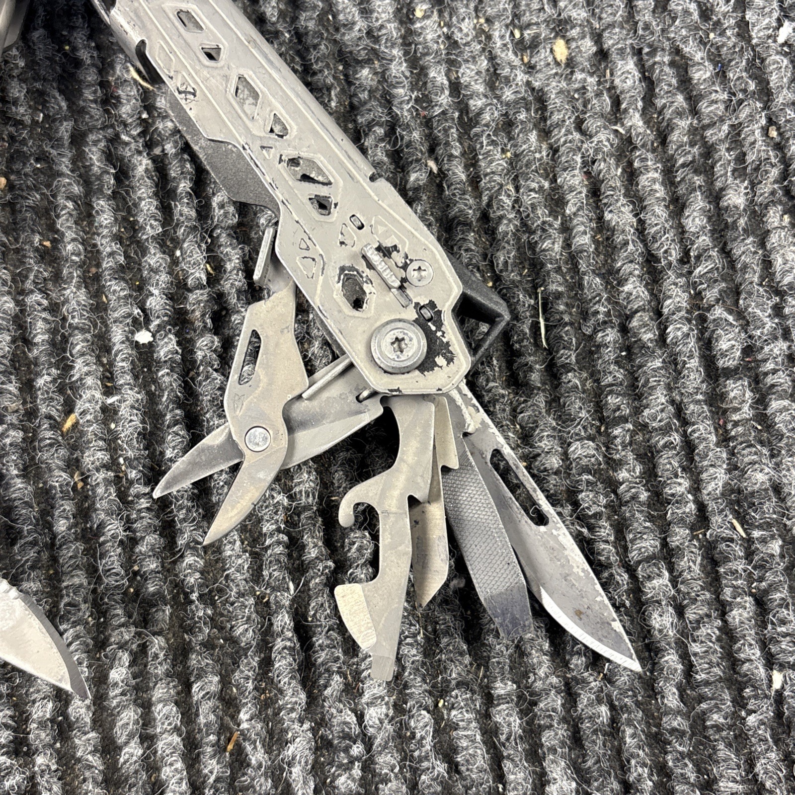 One Gerber Truss 17-in-1 Pliers Multi Tool TSA – Gray (016)