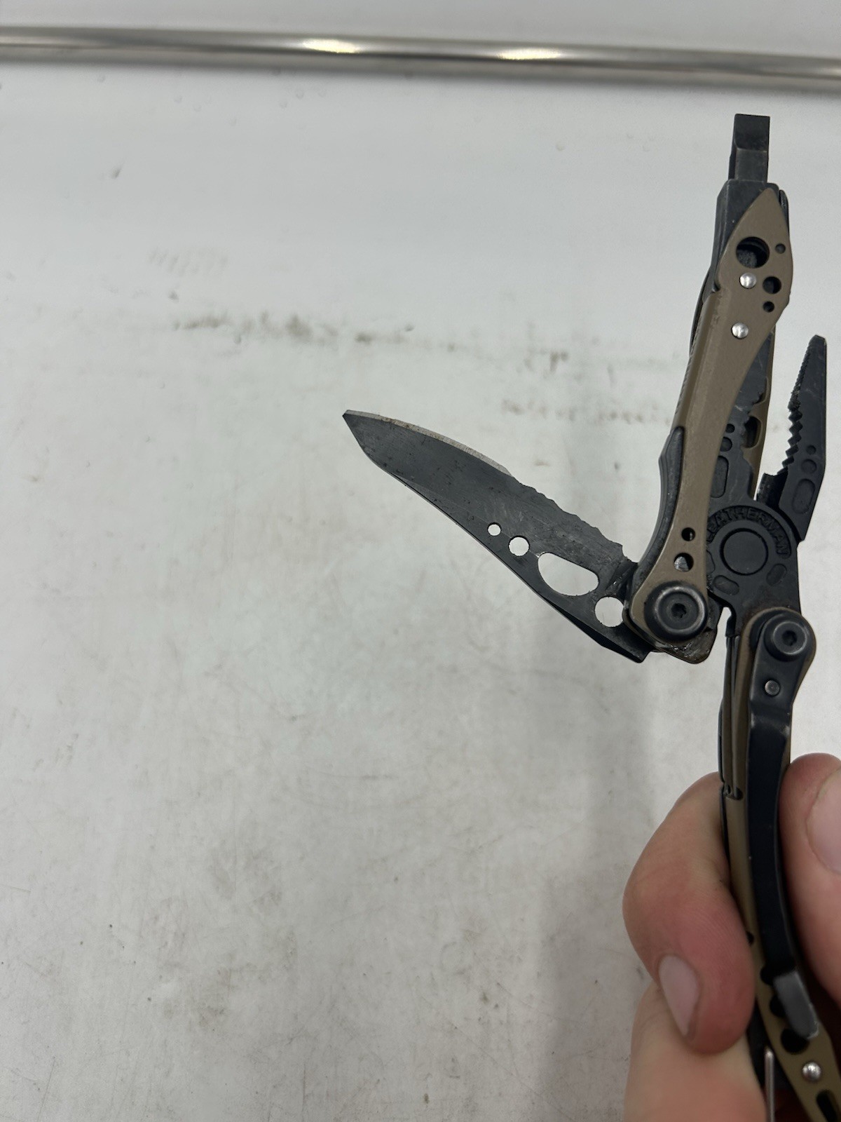 LEATHERMAN Skeletool Multi Tool – Combo Edge Blade Knife Pliers Carabiner (READ)