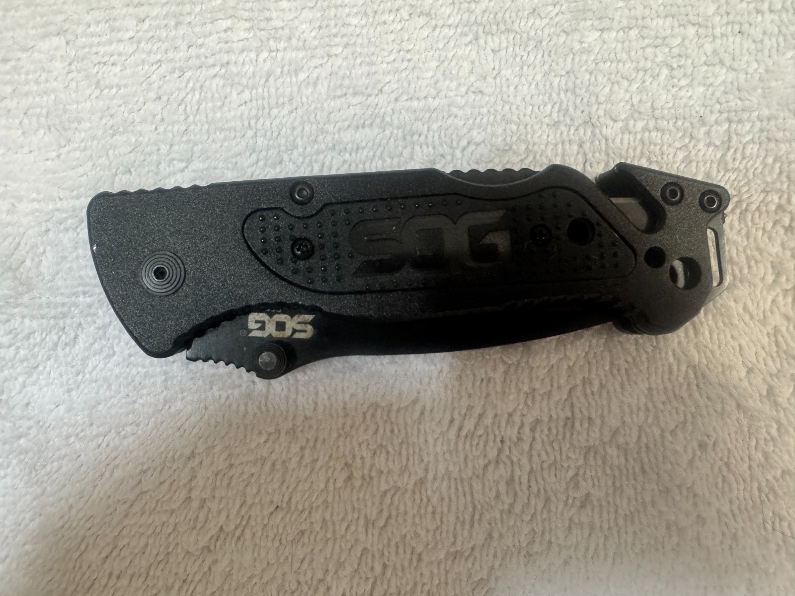 SOG Escape Folding Rescue Knife 3.4″ Black Combo Blade Aluminum Handles FF25-CP