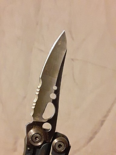 LEATHERMAN Skeletool Multi Tool – Combo Edge Blade Knife Pliers Carabiner
