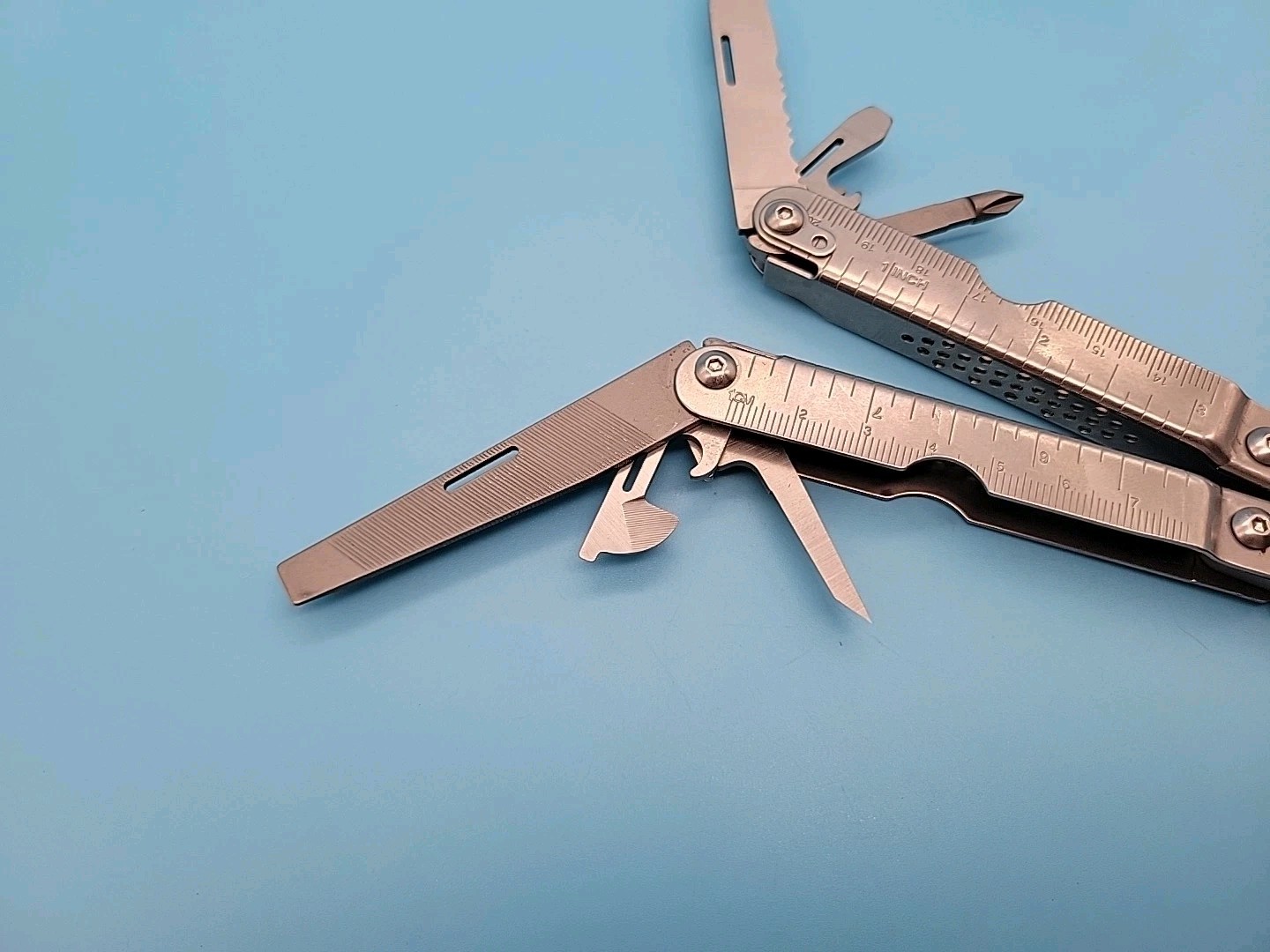 SOG Pocket Power Plier S44 Multi Tool – Discontinued – Pliers, Saw, Knife