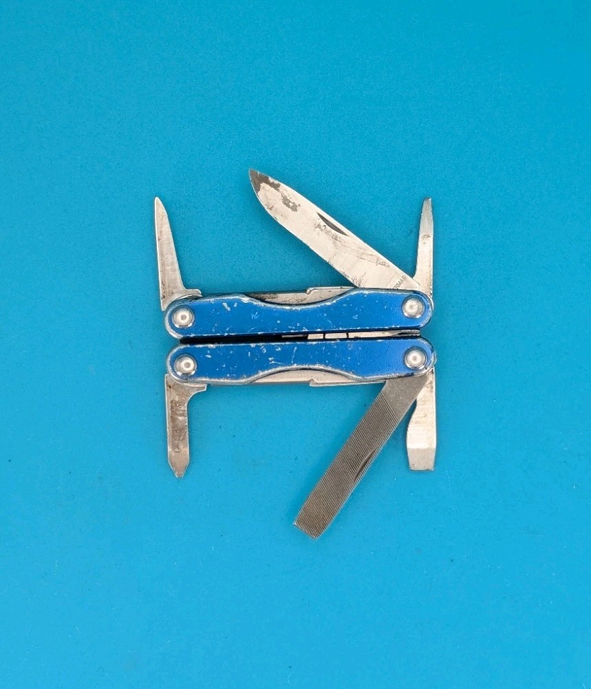Leatherman Squirt P4 Multi-Tool, Key Ring, Retired, BLUE! USED