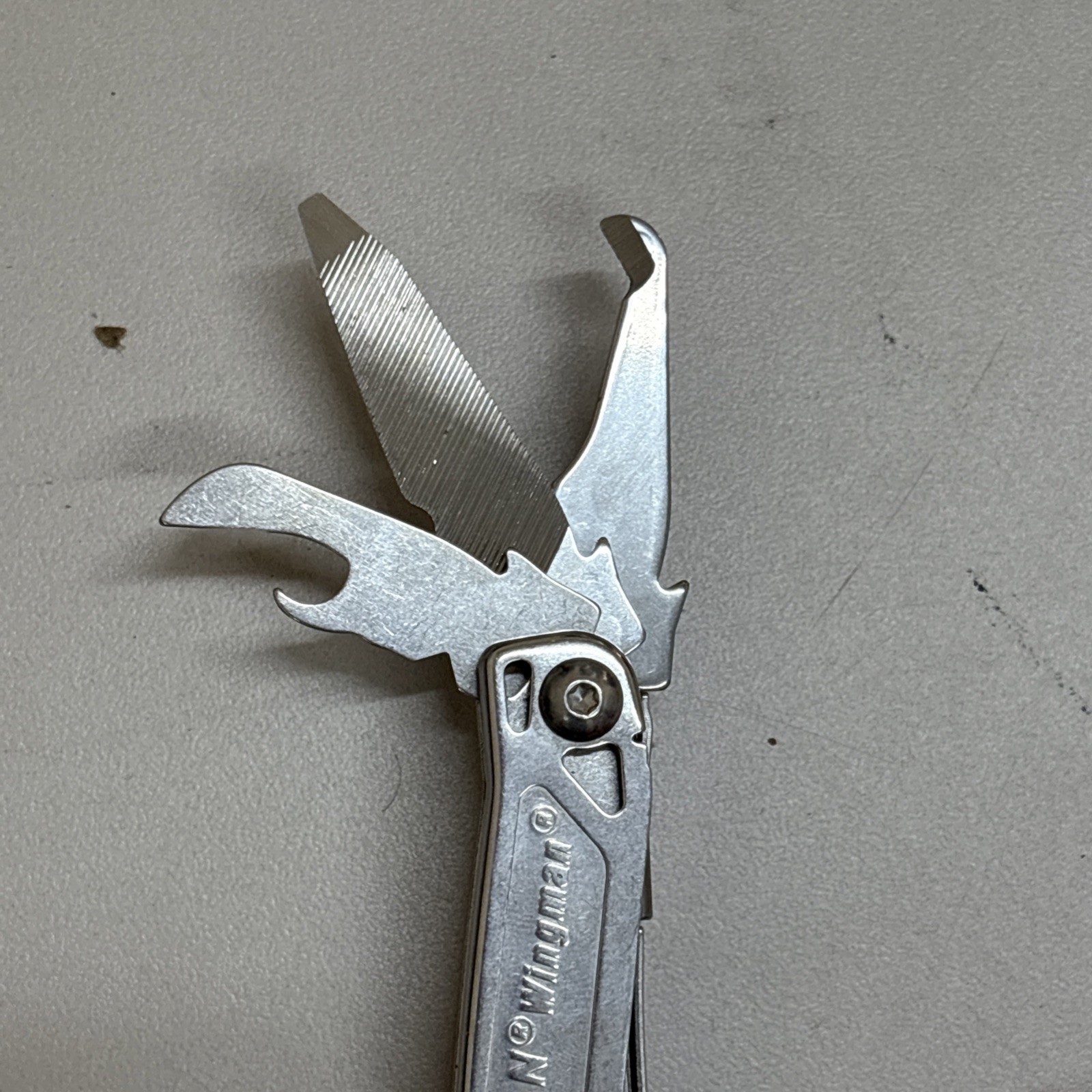 Leatherman Wingman Multitool with 14 tools Needle Nose pliers, wire cutter (030)