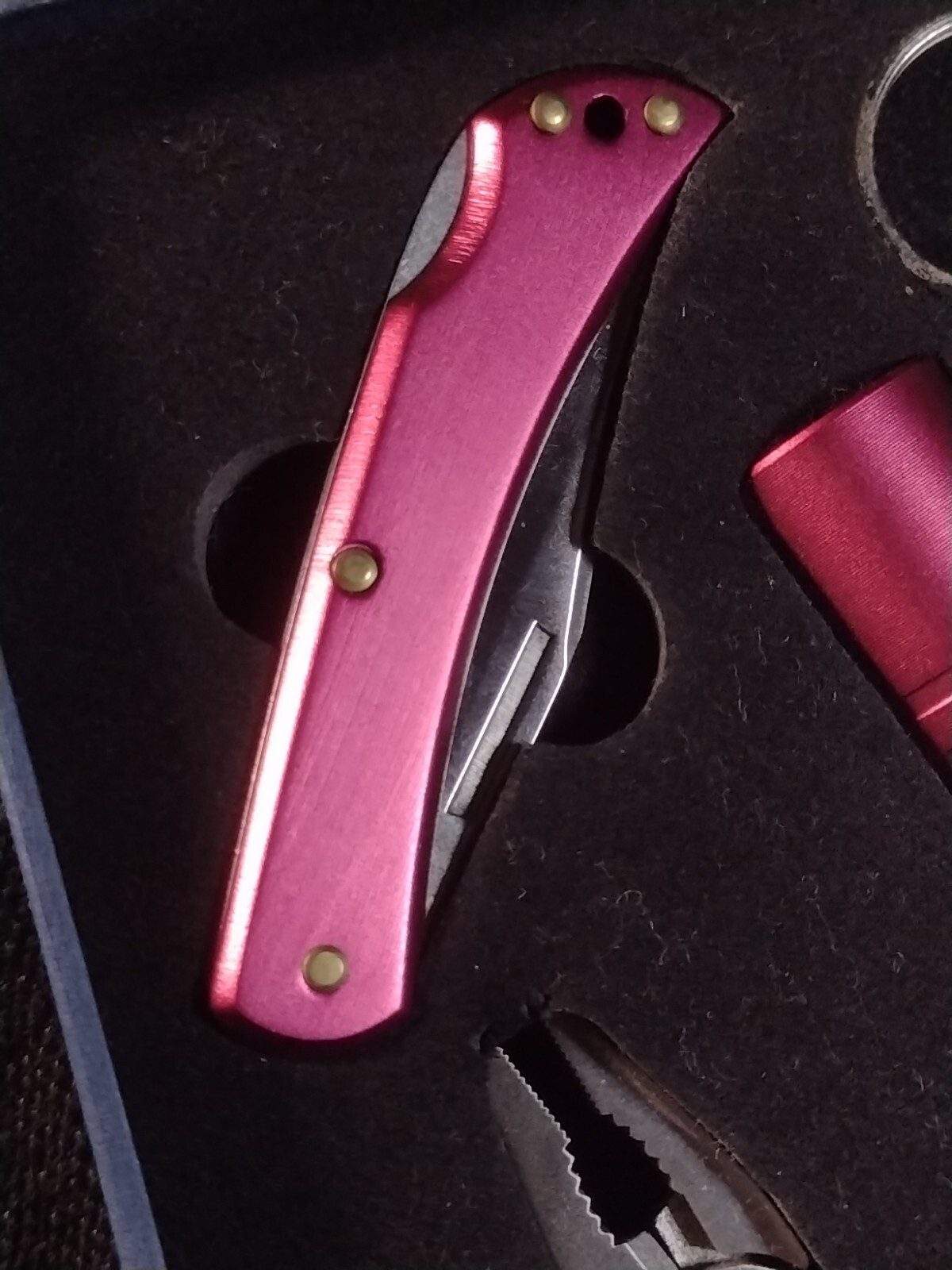 Pink Multi Tool Gift Kit With Flashlight And Knife!! – Vibrant pink – Old Stock!