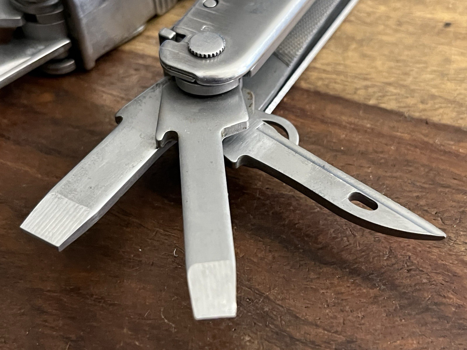 Leatherman Super Tool 300 Multitool w/Beautiful Sheath