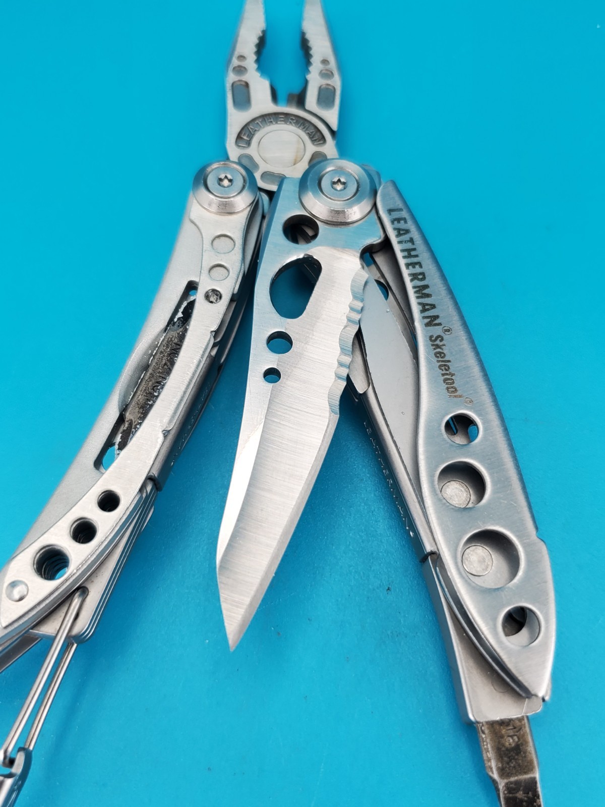 LEATHERMAN Skeletool Multi Tool – Combo Edge Blade Knife Pliers Carabiner!!!