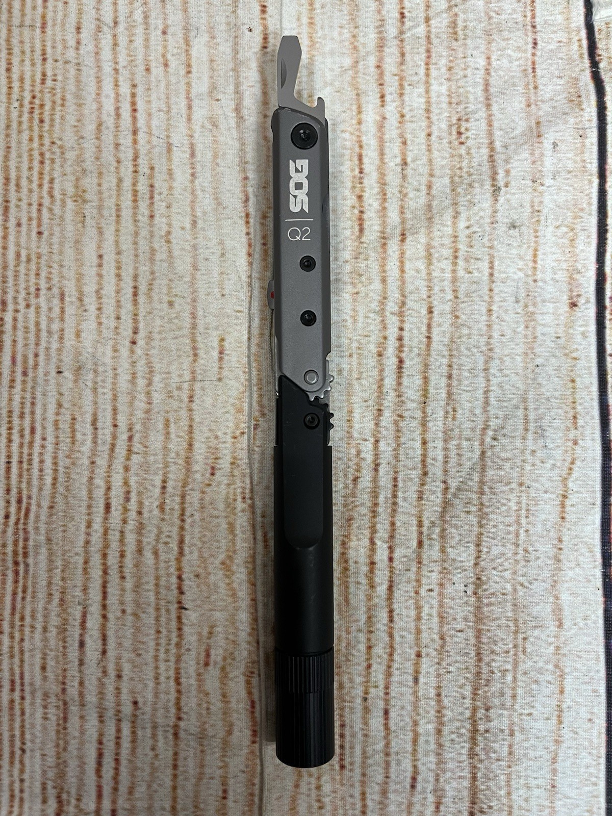 Sog Baton Q2 Multi Tool Flashlight Folding Knife Screwdriver Bottle Opener