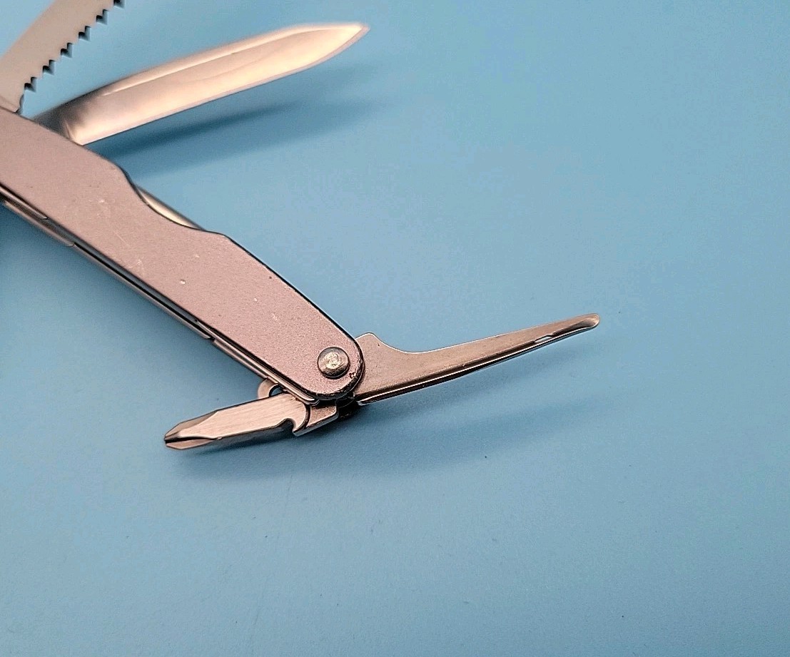 Leatherman JUICE CS4 Multi-Tool Dated 0402 – Pliers, Knife – Gray – Discontinued