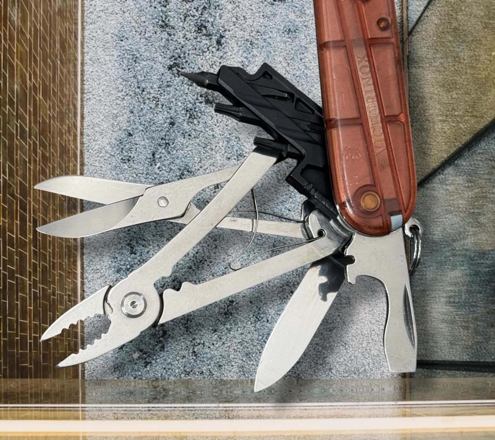 VICTORINOX SWITZERLAND OFFICIER SUISSE Stainless Rostfrei 16-Function Multi-Tool